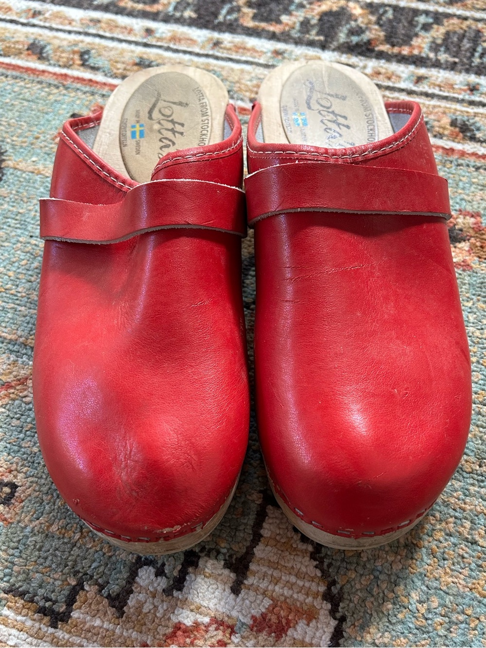 Lotta’s red clogs - Picture 5 of 5